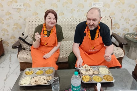 Delhi: Indian Cooking Class in Local home with Meal