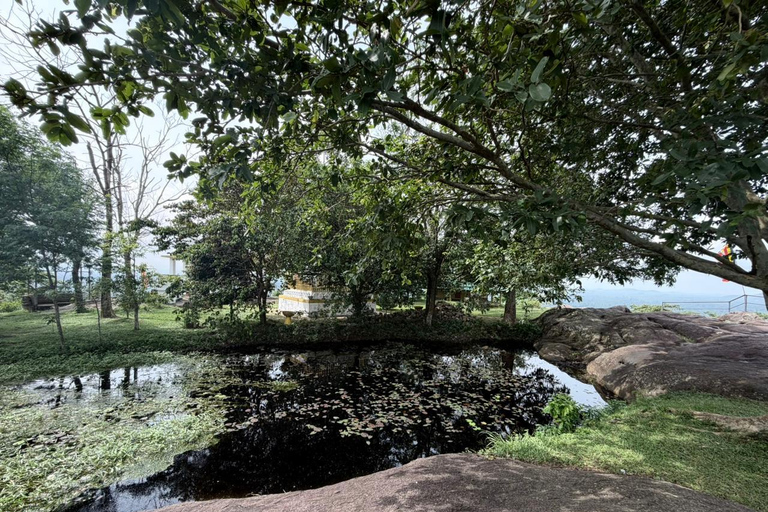 From Colombo: Gampaha District Temples & Jungle Hike Tour