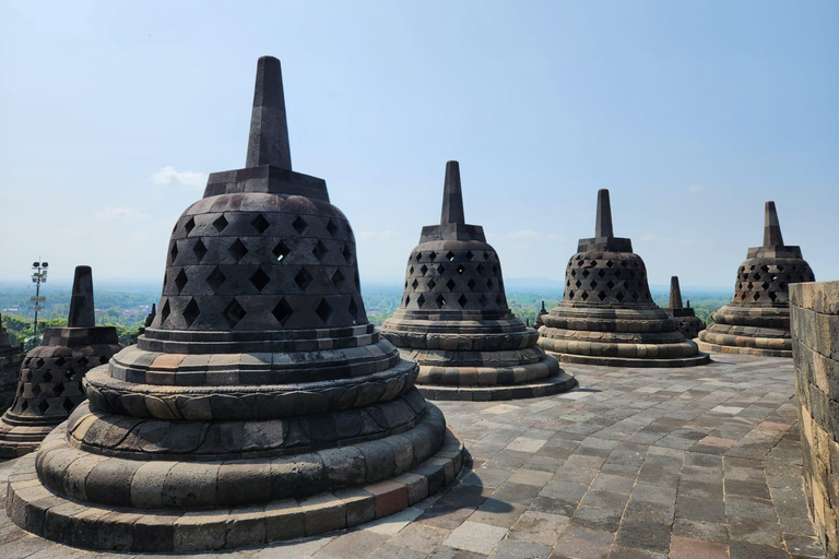 Depuis Yogyakarta : Visite du temple de Borobudur et de PrambananVisite partagée avec billet d&#039;entrée inclus