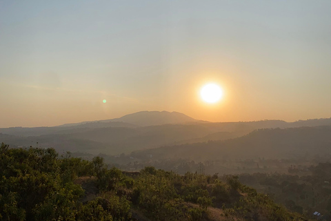 Arusha: Spaziergang zur goldenen Stunde &amp; Sonnenuntergang mit Blick auf den Mount MeruArusha: Spaziergang zur goldenen Stunde &amp; Sonnenuntergang vom Aussichtspunkt über dem Mount M