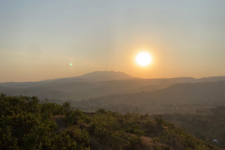 Arusha: Spaziergang zur goldenen Stunde &amp; Sonnenuntergang mit Blick auf den Mount MeruArusha: Spaziergang zur goldenen Stunde &amp; Sonnenuntergang vom Aussichtspunkt über dem Mount M