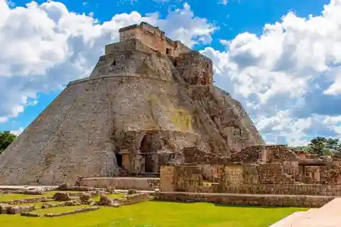 Merida: Uxmal and Kabah Ruins Tour with Chocolate History