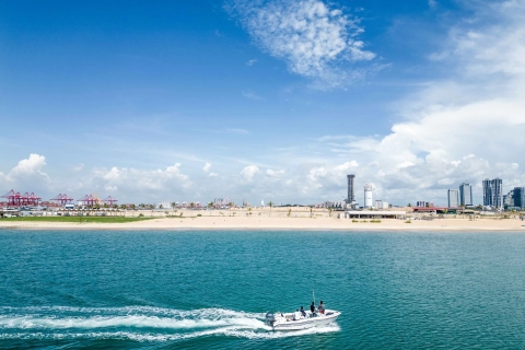 Un crucero al atardecer en la ciudad portuaria de Colombo