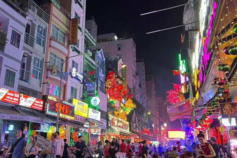 Ho Chi Minh City: Pub Crawl with Drinks and Guide