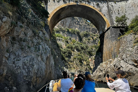 جولة بالقارب الفاخر على ساحل أمالفي من سورينتو