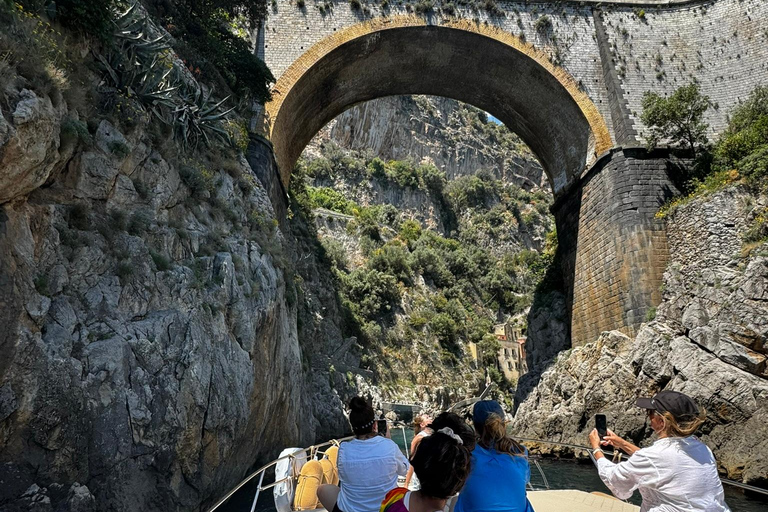 جولة بالقارب الفاخر على ساحل أمالفي من سورينتو