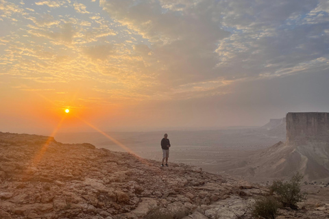 Riyadh: Explore beautiful landscapes through ancient trails Tour guide for historical significance at Edge of The World