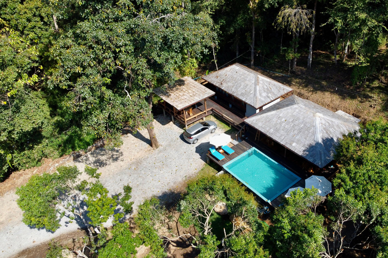 1 noche en la selva: senderismo, cascada, tubing y elefantesHabitación de lujo en villa con piscina - 1 noche de estancia en la selva y paquete turístico