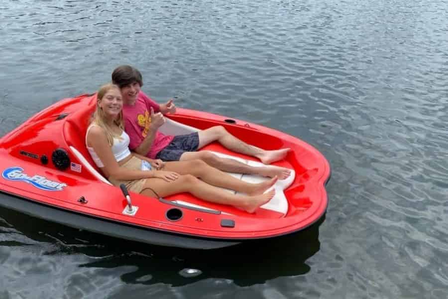 Chapel Hill: Umweltfreundliche Elektrobootvermietung am Lake Jordan. Foto: GetYourGuide