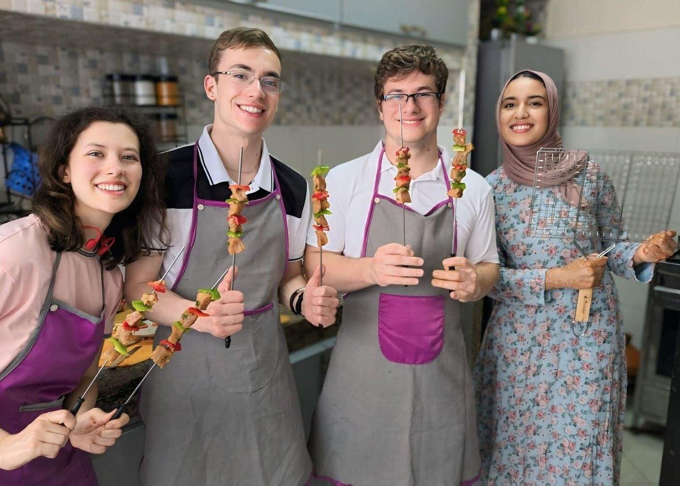 Marokkanisches Essen kochen und traditionelle Kleidung wie ein Einheimischer anprobieren