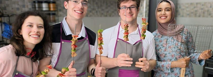 Cuisinez des plats marocains et essayez des vêtements traditionnels comme un habitant local