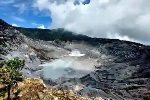 Jakarta: Bandung Volcano Day Tour