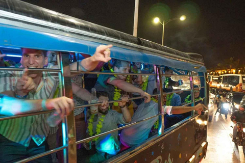 Cartagena: 2h Night party on wheels, entertainer and stops for photos