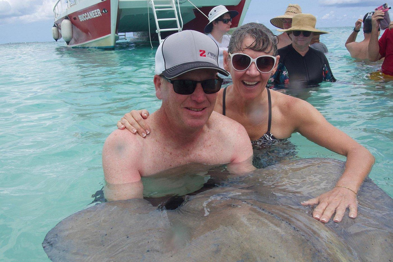 Grand Cayman: Catamaran Cruise with Stingray City & Snorkel