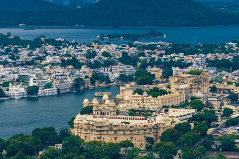 Udaipur: Private City Tour with Vintage Cars & Havelis