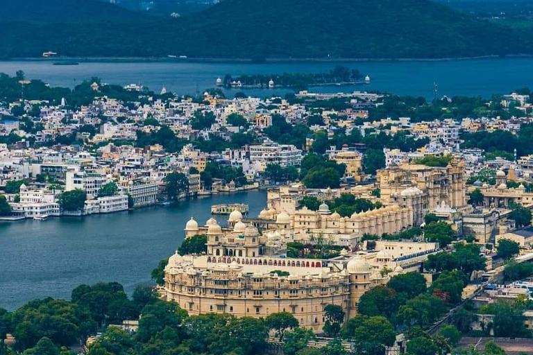 Udaipur: Private City Tour with Vintage Cars & Havelis