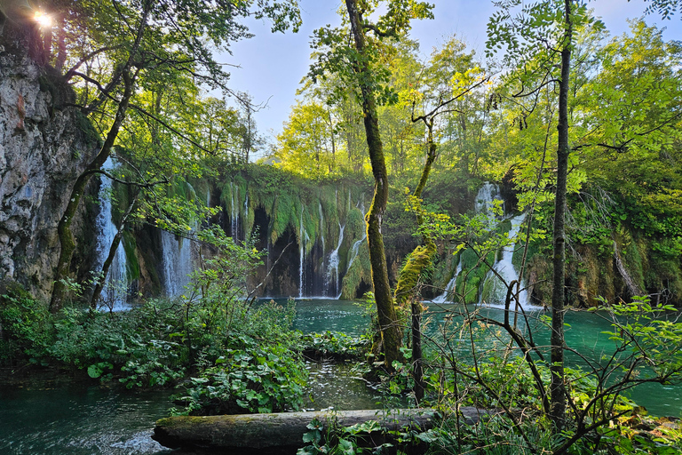 Da Zagabria: tour privato dei Laghi di Plitvice e del villaggio di RastokeDa Zagabria: Laghi di Plitvice e villaggio di Rastoke con pranzo
