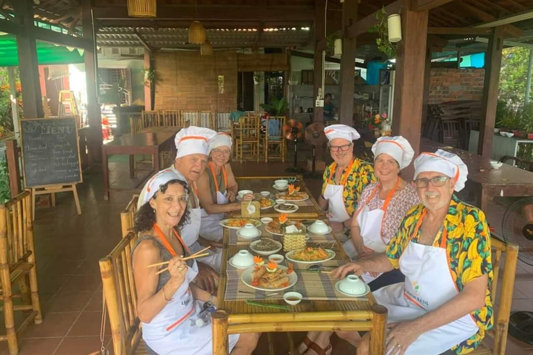 Hoi An: Corso di cucina vegetariana, tour del mercato e cesto in barca