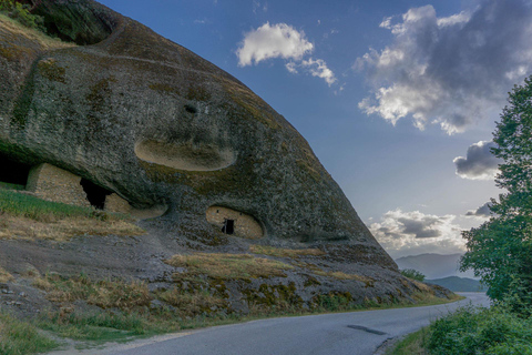 Atenas: Mosteiros e cavernas de Meteora: viagem de 1 dia e opção de almoçoTour compartilhado em pequenos grupos com traslado de ônibus