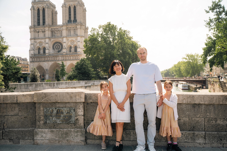 Paris: Notre Dame Cathedral with Skip the Line Timed Entry Host and Timed Group Entry