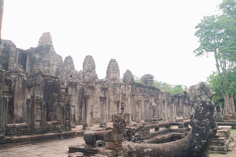 Wschód słońca w Angkor Wat z grupą współdzielącą