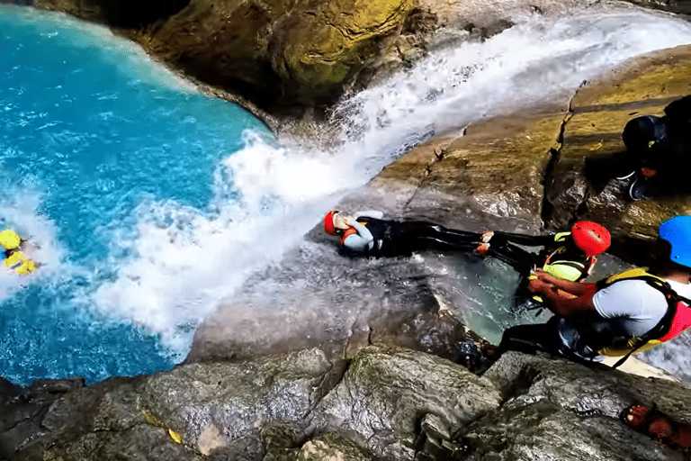 Cebu: Tour di gruppo di Oslob Whaleshark e Canyoneering con pranzo