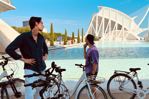 Valencia: Historic Center and City of Arts Guided Bike Tour Small Group in French
