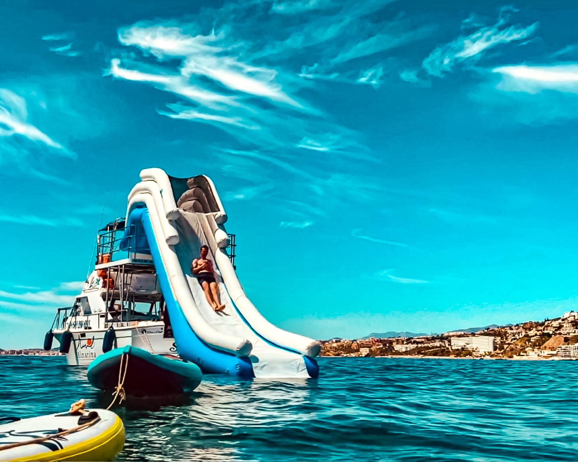 Benalmádena: Bootstour mit Rutsche, Schnorcheln und Delfinen