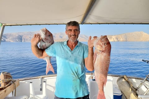 Naxos: gita in barca da pesca privata con pasto fresco a bordo