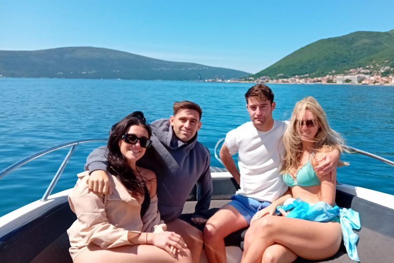 Zatoka Kotorska i Błękitna Jaskinia - prywatna wycieczka łodzią z bezpłatnymi napojamiPrywatna wycieczka łodzią po Zatoce Kotorskiej i Błękitnej Jaskini z bezpłatnymi nap