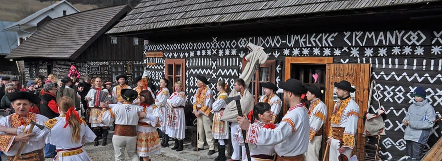 Bratislava (excursion d'une journée) : château de Bojnice, Čičmany, spa Aphrodite