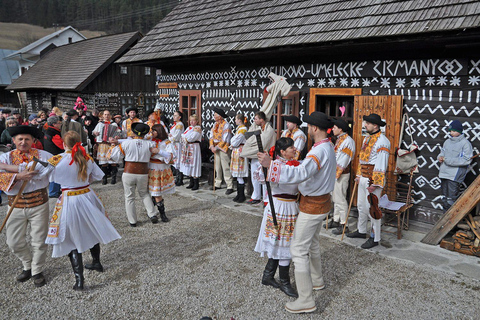 Van Bratislava tour: Kasteel Bojnice, Čičmany, Aphrodite Spa