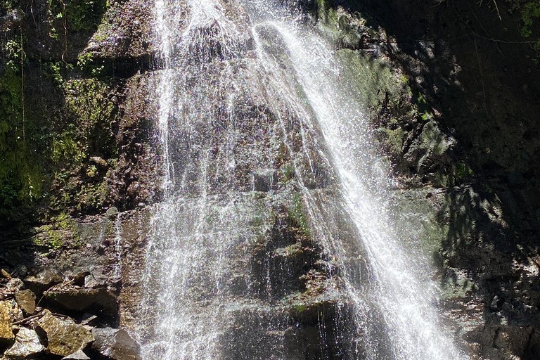 Aventura en las Cascadas de Tengeru y Escapada en Canoa al Lago Duluti