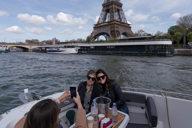 Paris: Private Seine River Cruise Paris: Private Seine River Cruise with Guide