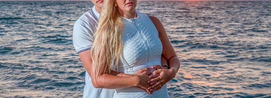Séance photo au coucher du soleil sur la plage de l'île de Kos