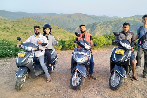 Udaipur: Excursión en Scooter al Amanecer en una Aldea Tribal