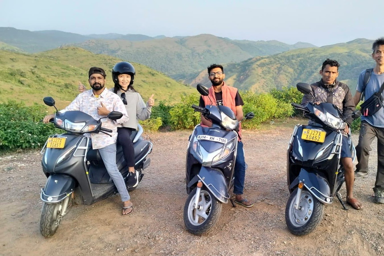 Udaipur: Excursión en Scooter al Amanecer en una Aldea Tribal