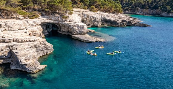 Pula: Kajak-Abenteuer zur Meereshöhle, Schnorcheln & Klippenspringen