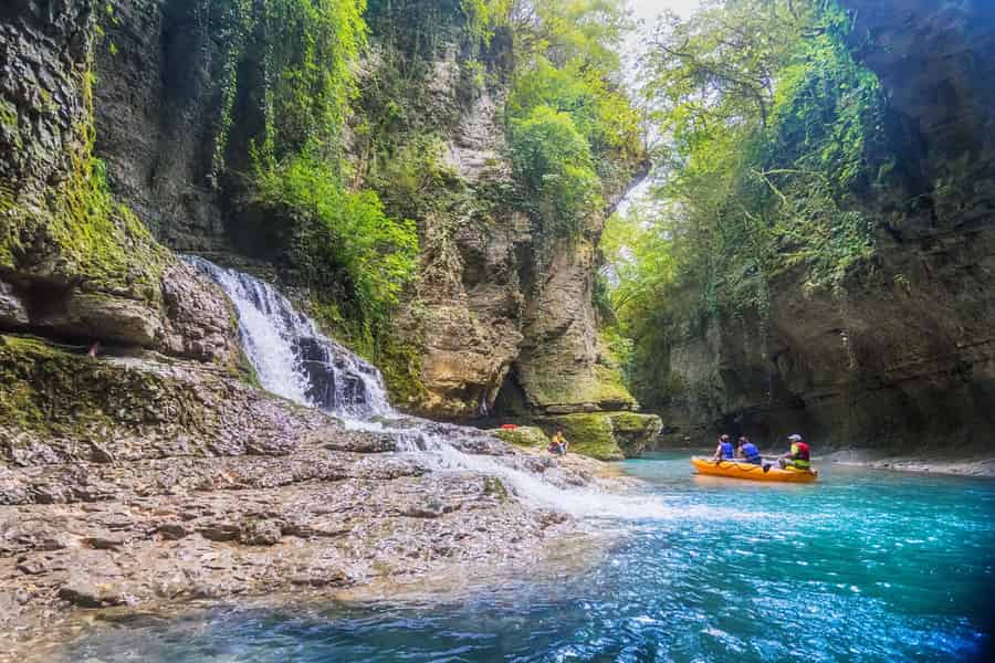 Kutaisi: Geführte Touren durch die Prometheus-Höhle und die Martvili-Schlucht. Foto: GetYourGuide