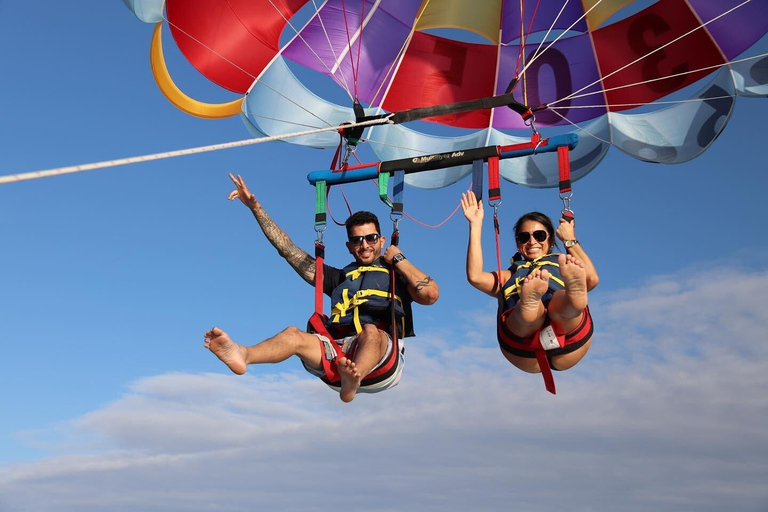 Miami Beach: giro in barca con parapendio a South BeachParasailing: Tutte le quote sono incluse