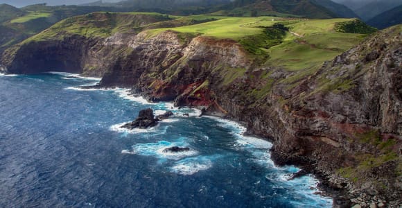 Maui: Waterfalls of West Maui and Molokai Helicopter Tour