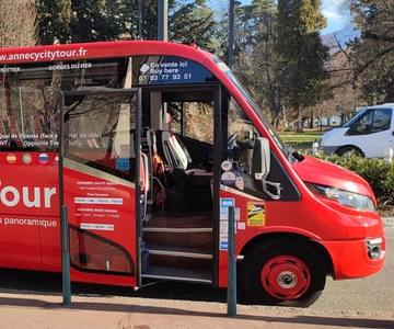 Cabrio-Bus-Tour durch Annecy