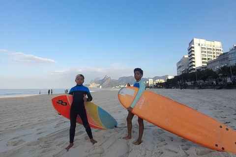 Aulas de surfe: no Arpoador, em Ipanema.