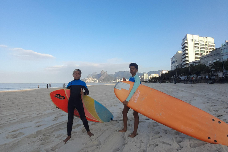 Aulas de surfe: no Arpoador, em Ipanema.