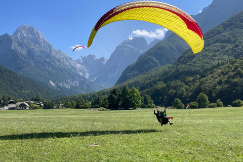 Bovec: parapendio biposto sulla valle dell&#039;IsonzoBovec: Parapendio biposto sulla Valle dell&#039;Isonzo