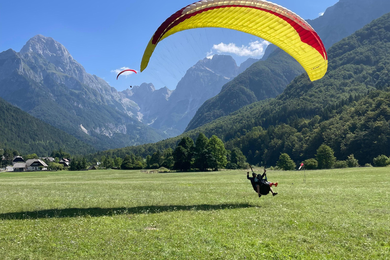 Bovec: parapendio biposto sulla valle dell&#039;IsonzoBovec: Parapendio biposto sulla Valle dell&#039;Isonzo