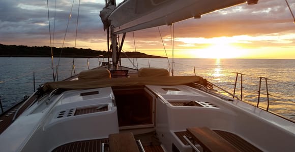 Portocolom, Mallorca: Exklusive Segeltour bei Sonnenuntergang.