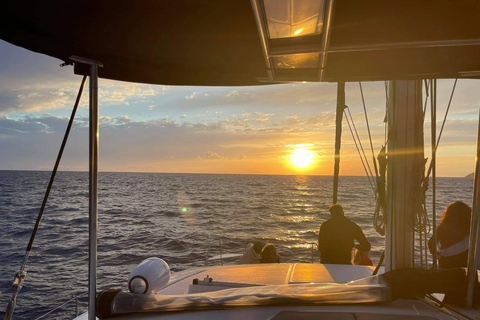Santorin: All-inclusive-Katamaran-Kreuzfahrt mit Thirassia-StoppBootsfahrt bei Sonnenuntergang
