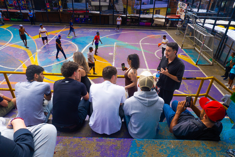 Medellín: Experience Comuna 13 with a local guide and weave your own souvenir [Max. 8]
