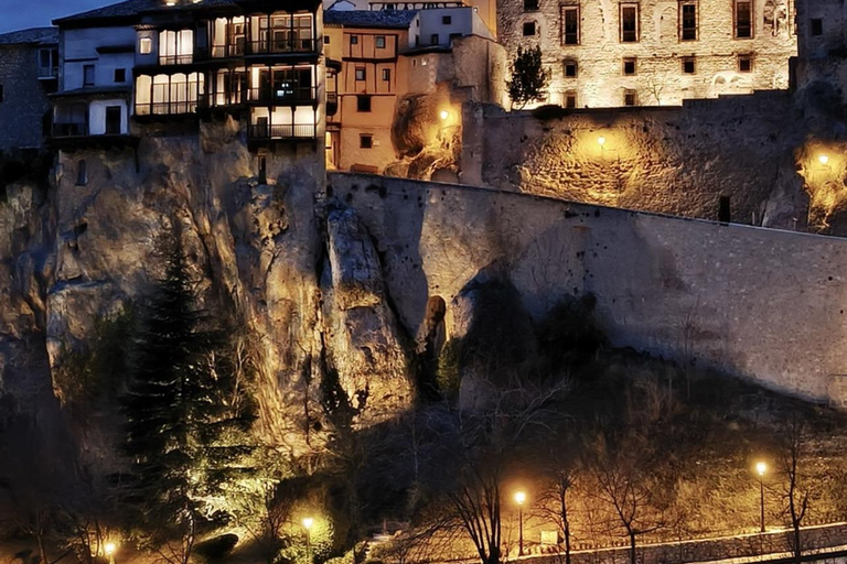 Cuenca: Nighttime Highlights Walking Tour in Spanish